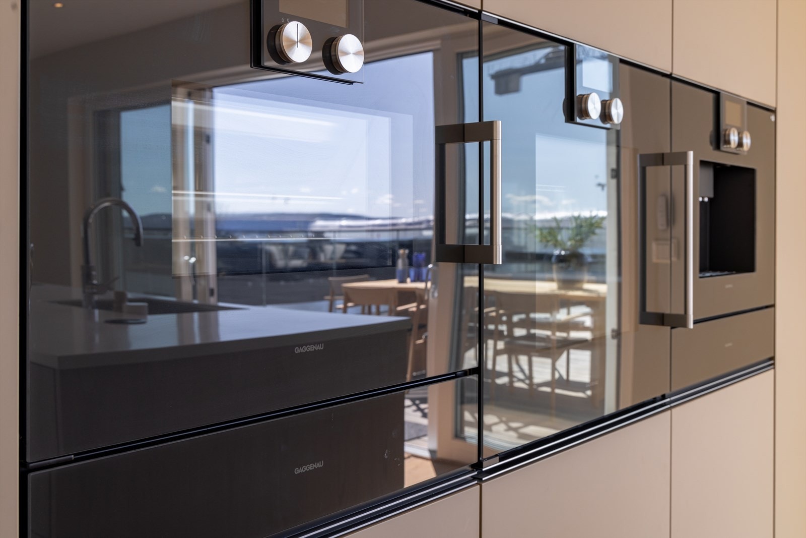 Et meget velutstyrt kjøkken med integrerte hvitevarer fra Gaggenau. Her kan nevnes stekeovn, vakumskuff, dampovn, varmeskuff, oppvaskmaskin, kjøleskap og fryser. I tillegg kommer det integrert vinskap fra Miele under kjøkkenøyen. Galleribilde