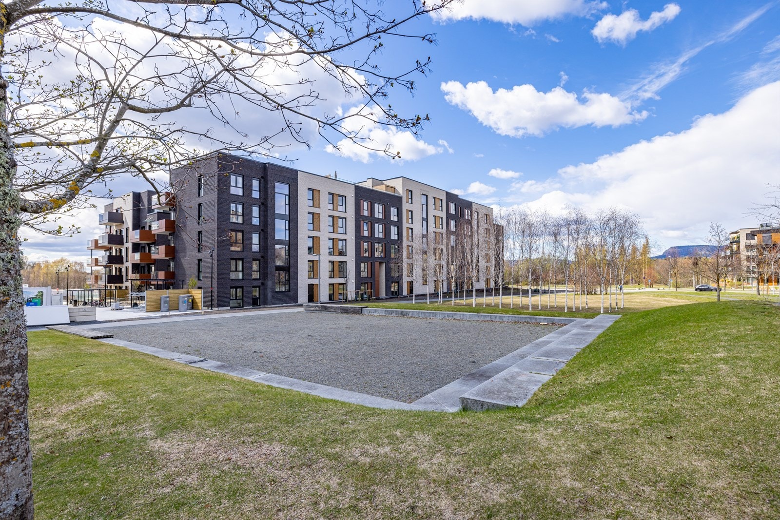 Leiligheten har en herlig beliggenhet ytterst i Forneburingen med direkte adkomst til populære Nansenparken. Galleribilde