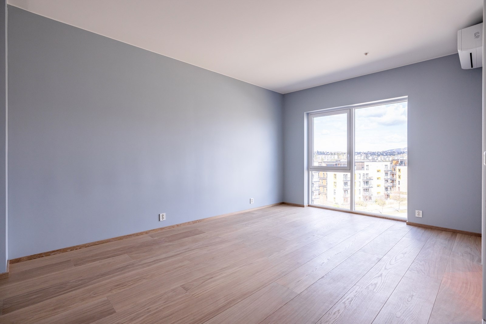 Leiligheten har 3 gode soverom, hvorav master bedroom har eget bad, walk-in-closet og bod. Galleribilde