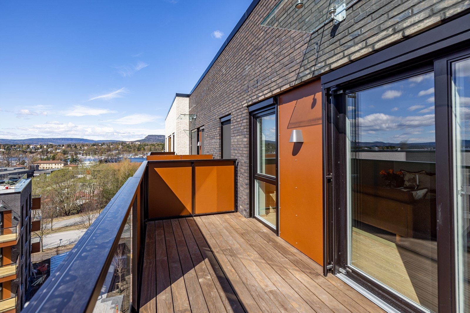 Balkongen er syd/vest-vendt og har således meget gode solforhold. Galleribilde
