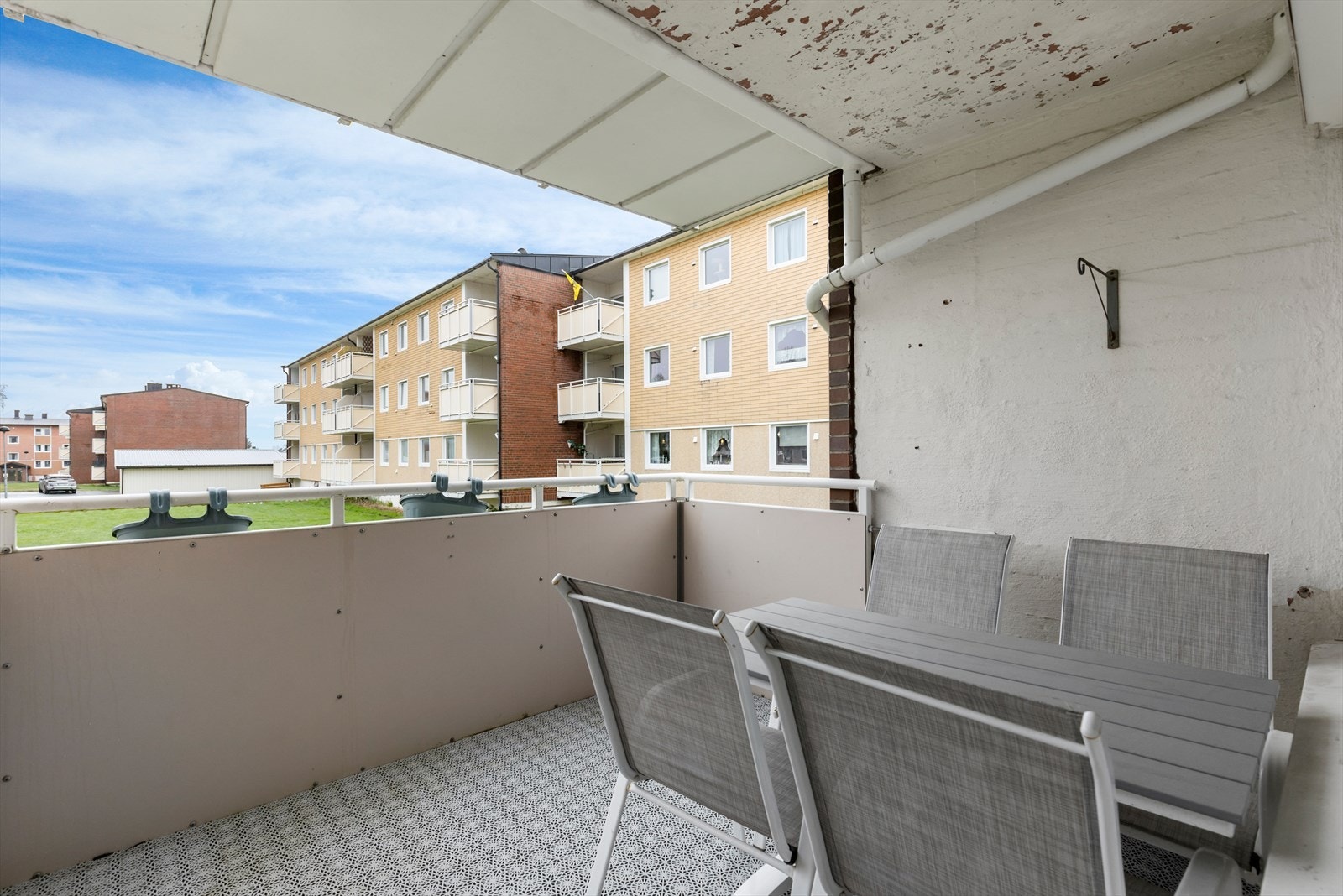 Leiligheten har utgang til en solrik balkong, hvor man kan ha kontroll på barna som leker på lekeplassen. Galleribilde