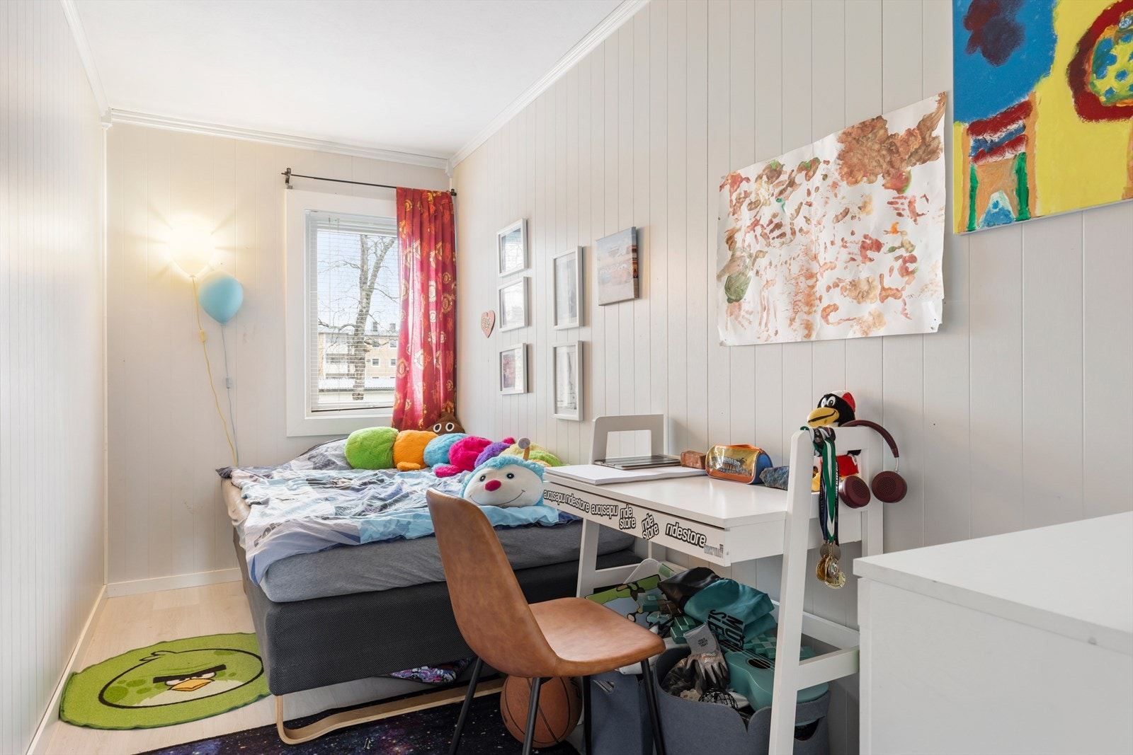 Soverommene måler hhv. 10, 7 og 6 m². Rommene egner seg godt som barnerom, gjesterom eller kontor. Galleribilde