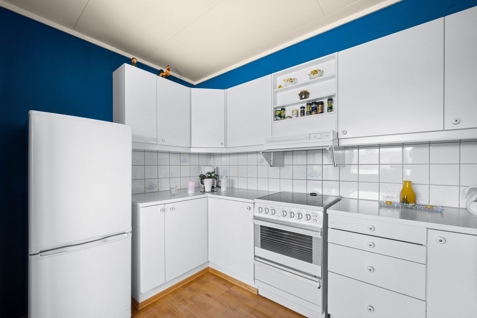 Original kjøkkeninnredning med mye skapplass. Galleribilde