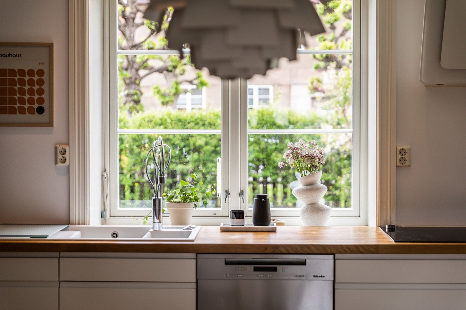 Kjøkkenet er utformet på en meget praktisk måte med utsyn mot hagen Galleribilde