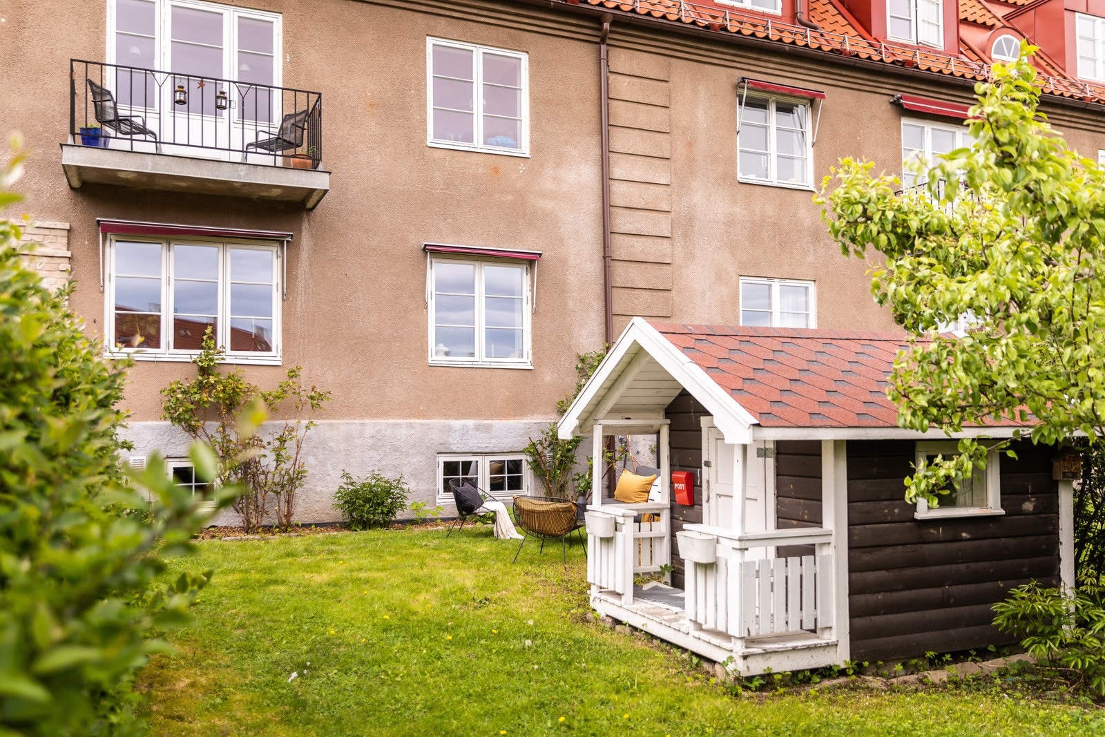Området er beskrevet som svært hyggelig og barnevennlig. Rett ved boligen finnes felles lekeplass for beboerne hvor barna kan leke i trygge omgivelser Galleribilde