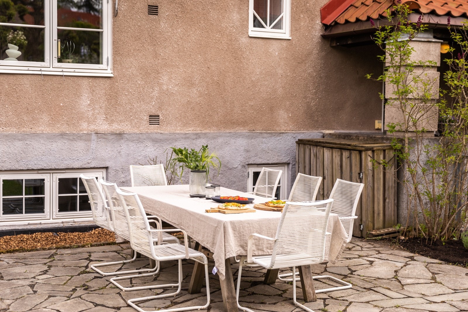 Uteplassene har flere soner, og god boltreplass for både store og små Galleribilde