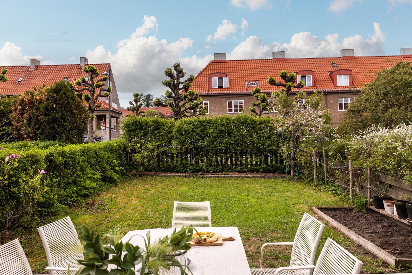 Boligen har tilgang til to vakkre og solrike hager. Begge hagene ligger direkte utenfor leiligheten Galleribilde