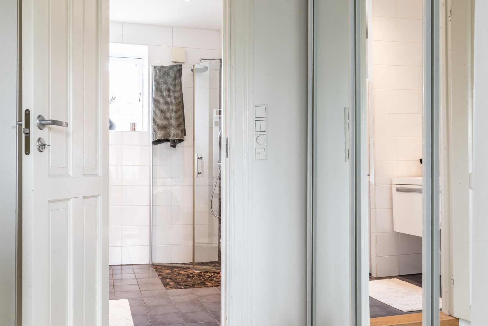 Boligen har to bad. Ett i hver etasje Galleribilde