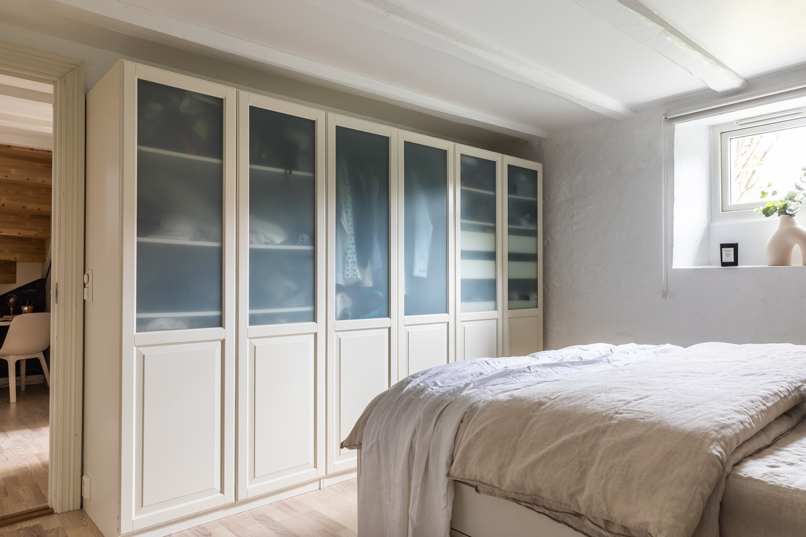 Godt med skapplass på hovedsoverommet Galleribilde