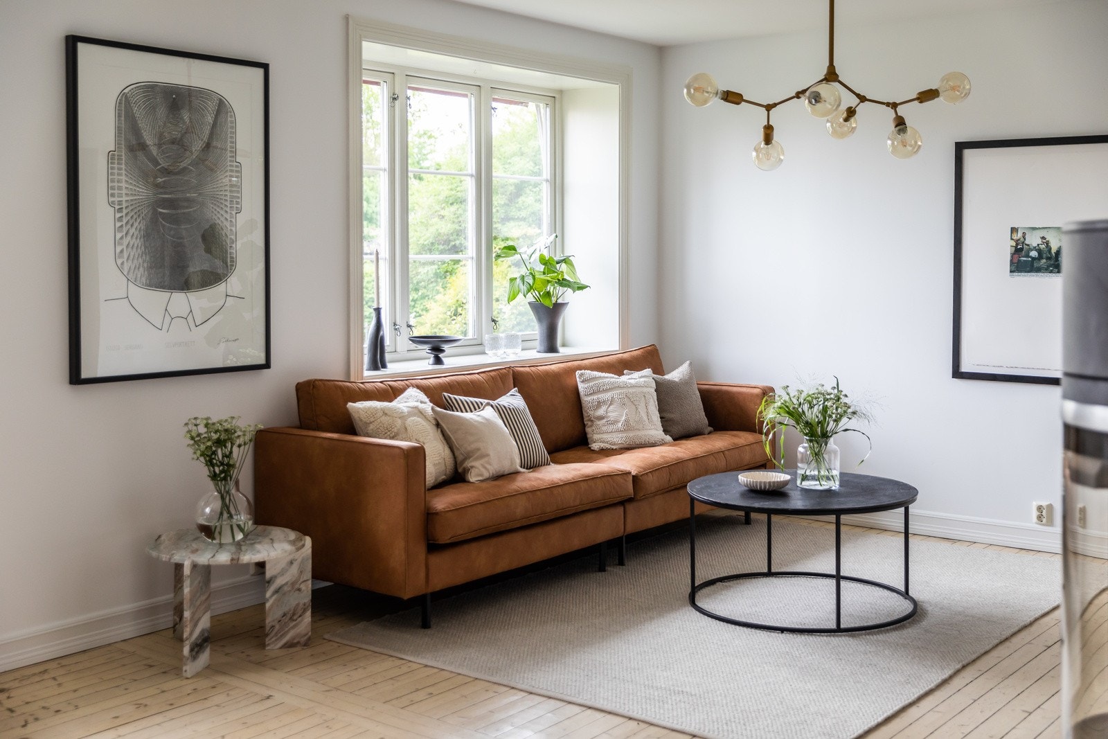 Stuen har naturlige soner med god plass til både sofaseksjon og spisebord Galleribilde