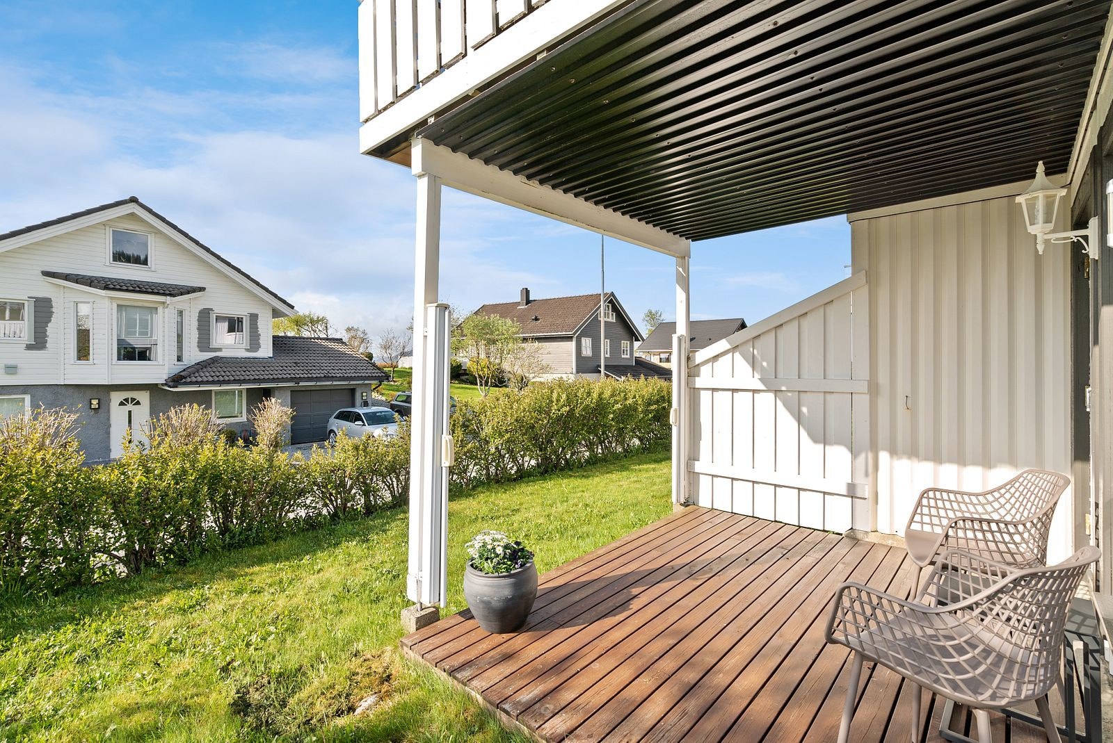 Ute på terrassen er det gode solforhold og plass til utemøbler. Galleribilde