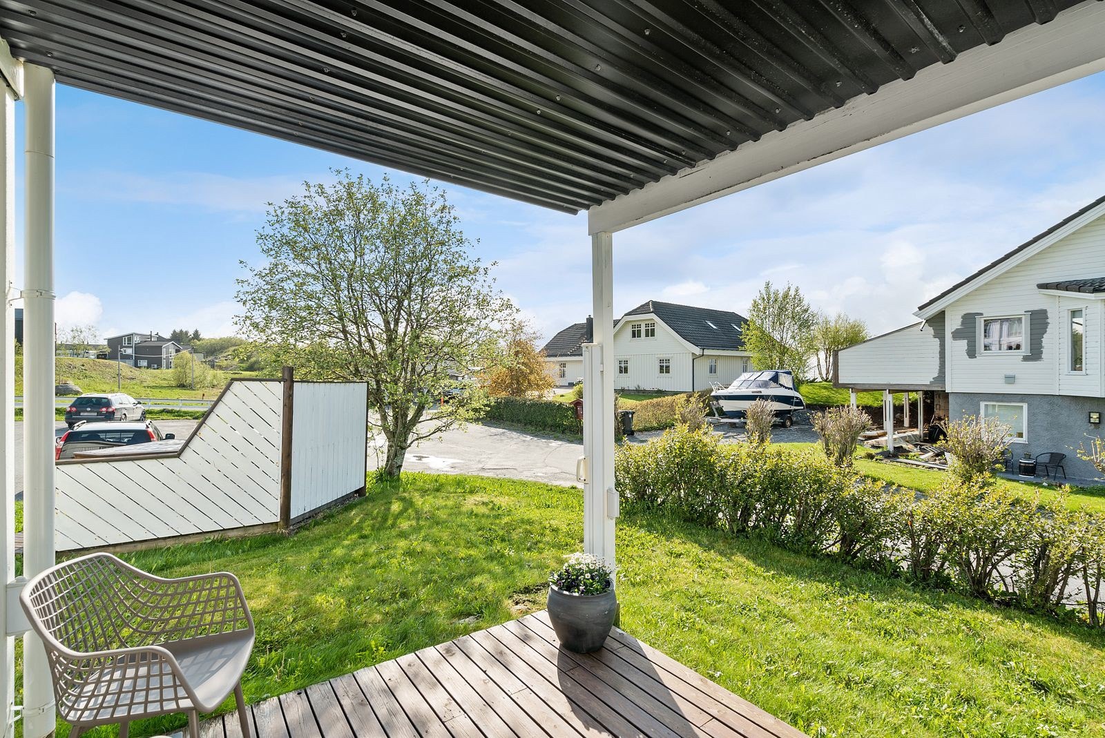 Fra terrassen har du plen og det er etablert en godt utstyrt lekeplass like ved boligen. Galleribilde