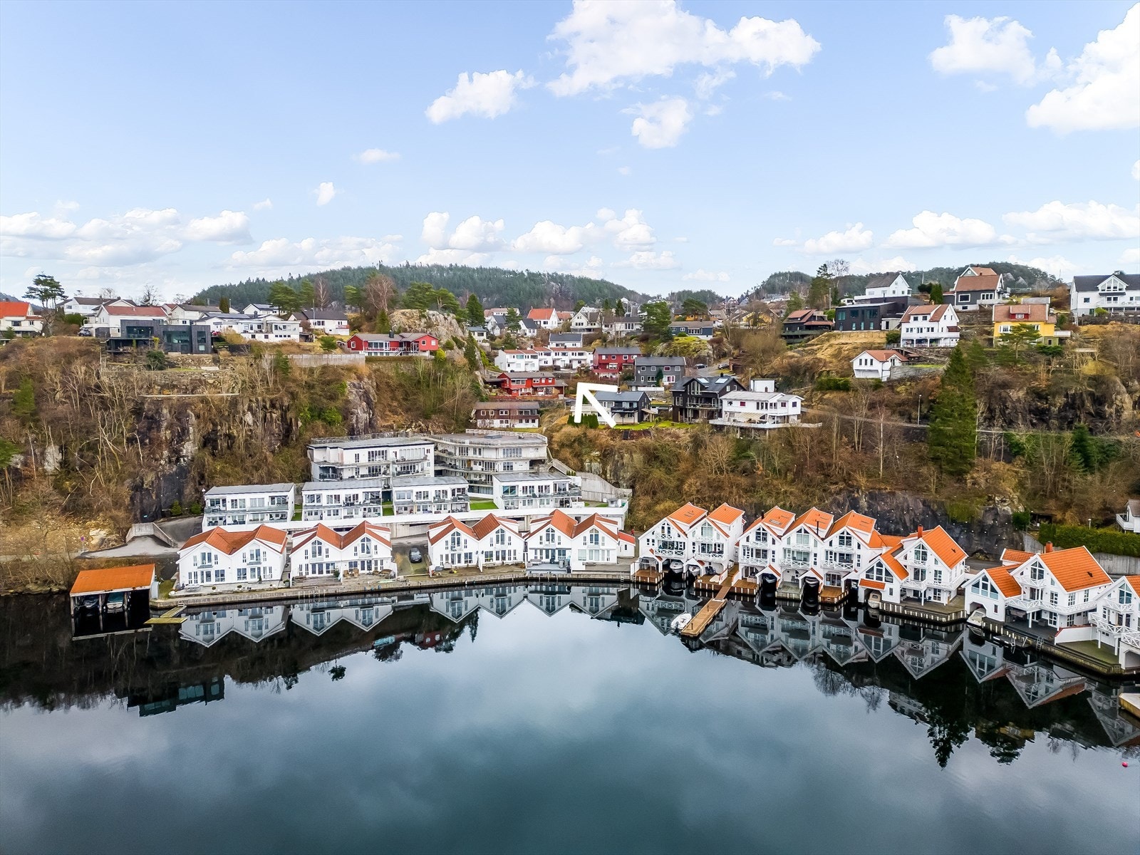 Boligen ligger fint til på Uenes med kort gangavstand til bl.a. skoler, flerbrukshall, svømmehall og fotballstadion. Galleribilde