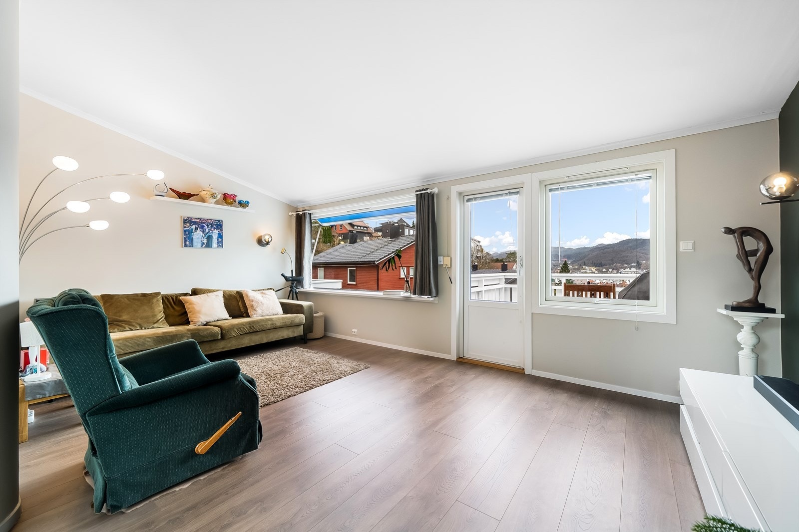 Gulvet er belagt med laminat kombinert med lysmalte vegger og tak. Galleribilde
