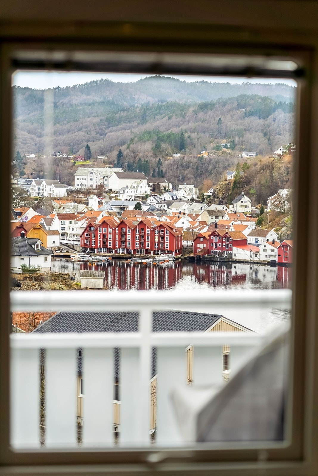 Utsikt mot fjorden og sentrum fra stuevindu. Galleribilde