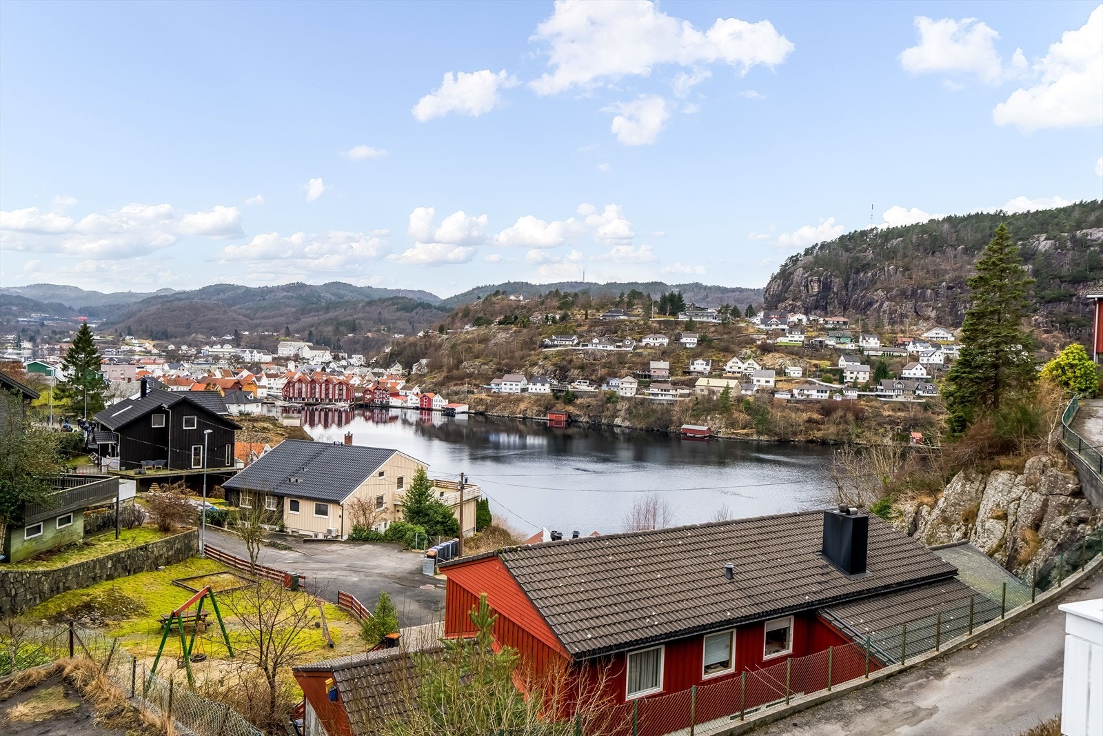 Solrik beliggenhet med flott fjordutsikt! Galleribilde