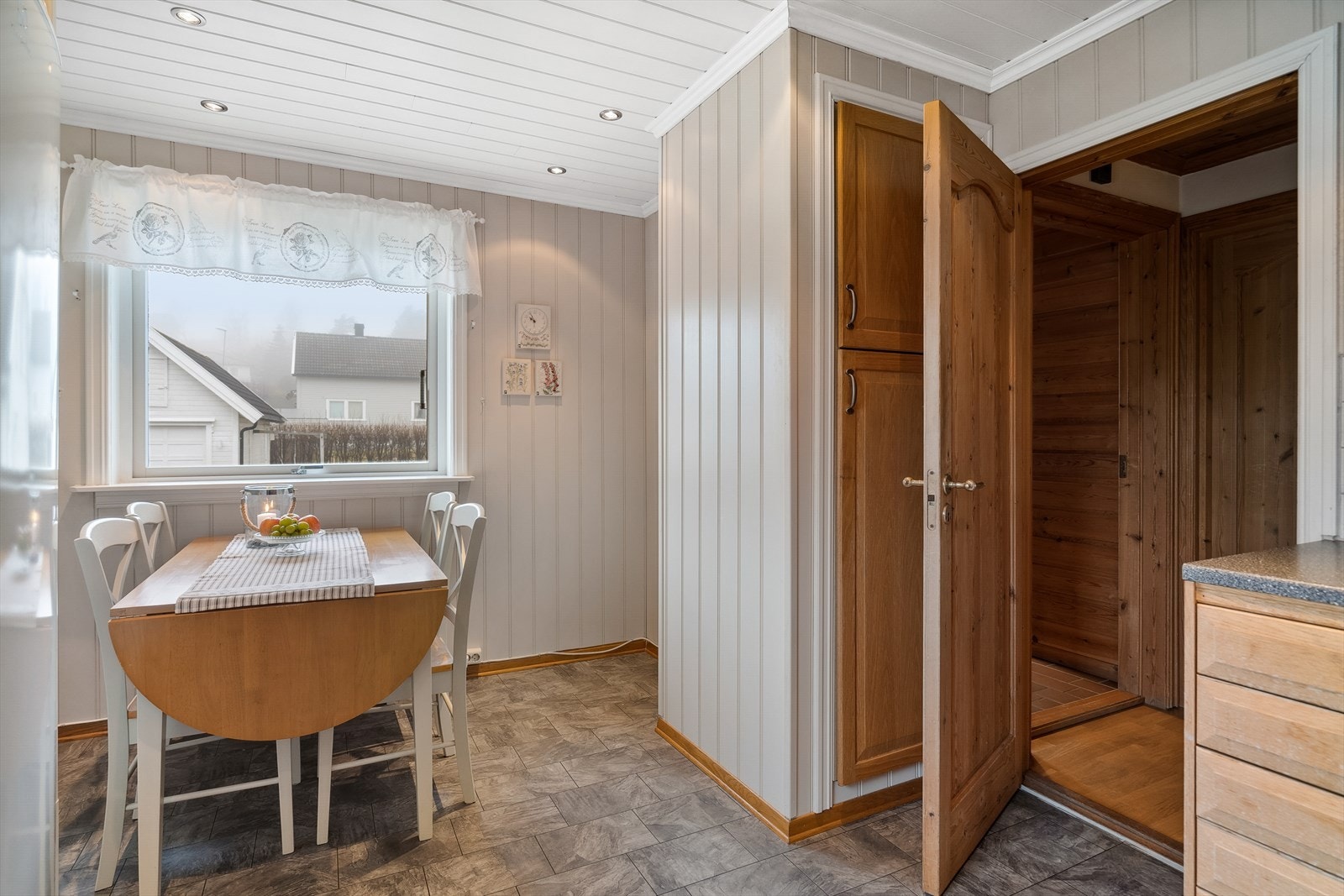 Det er god plass til frokostbord på kjøkkenet. Galleribilde