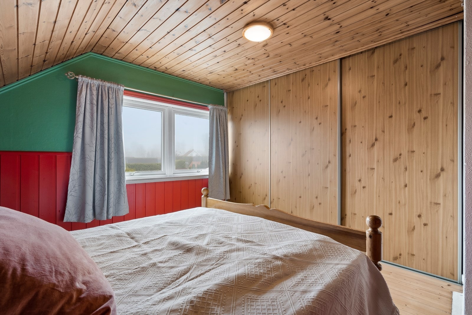 På hovedsoverommet er det montert stor skyvedørsgarderobe og garderobeskap. Galleribilde