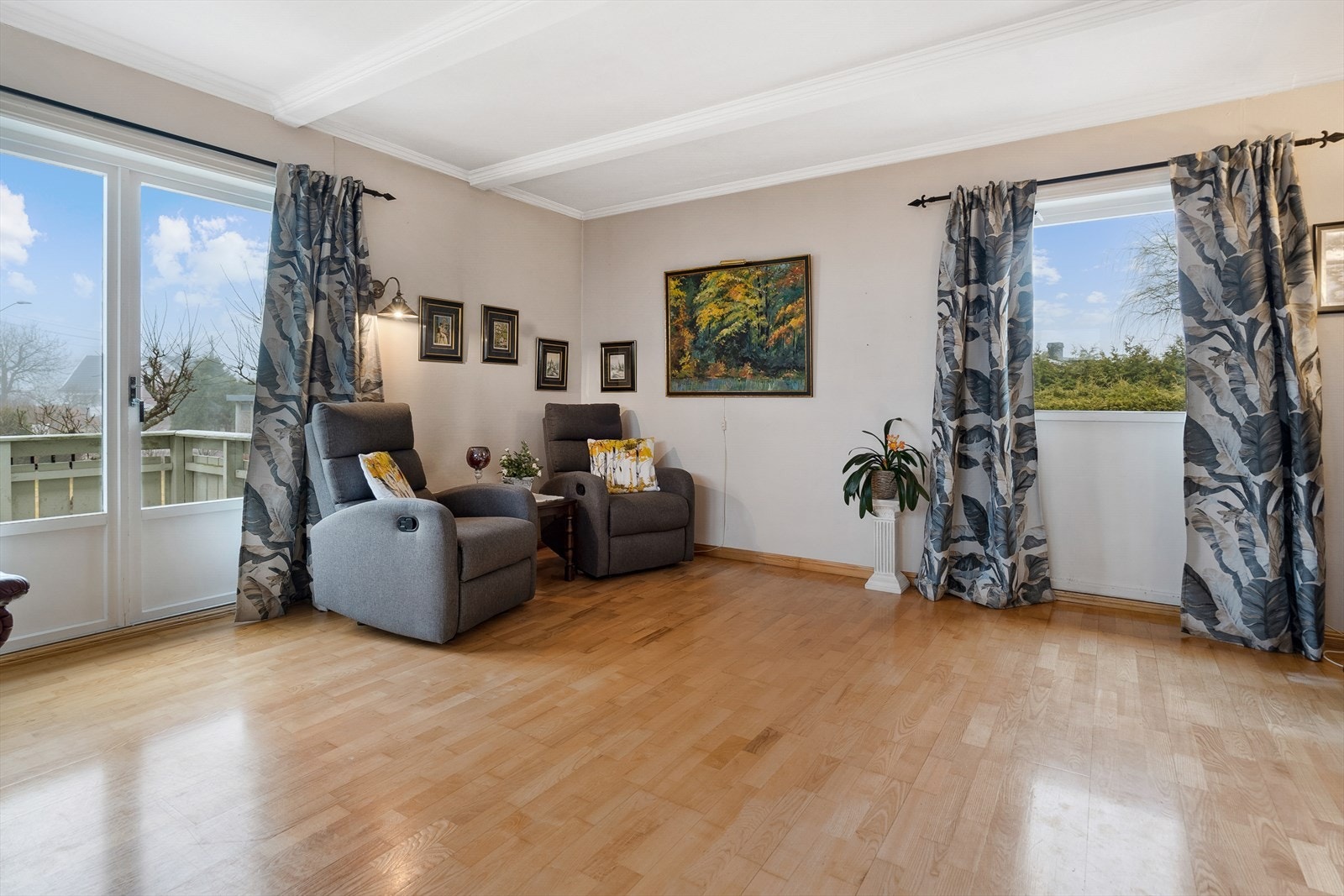 Denne delen av huset er tilbygget i 1990 og har utgang på to sider til boligens respektive uteplasser. Galleribilde