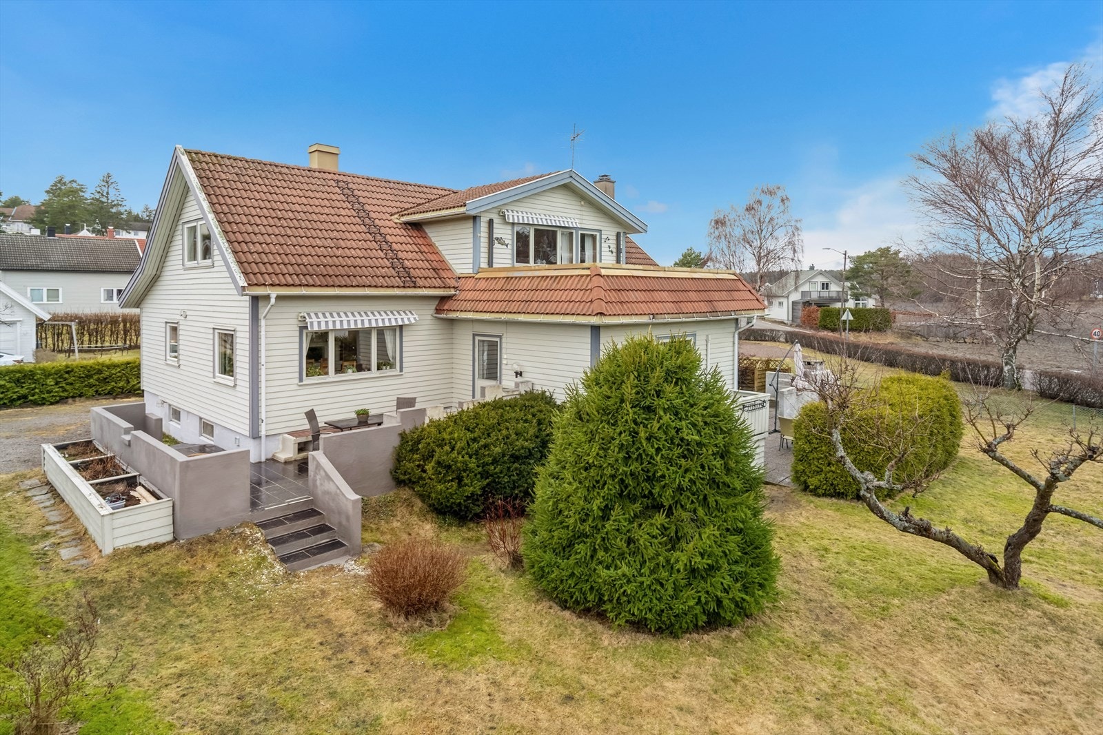 Boligen har stor og fin hagetomt med planerte arealer. Galleribilde