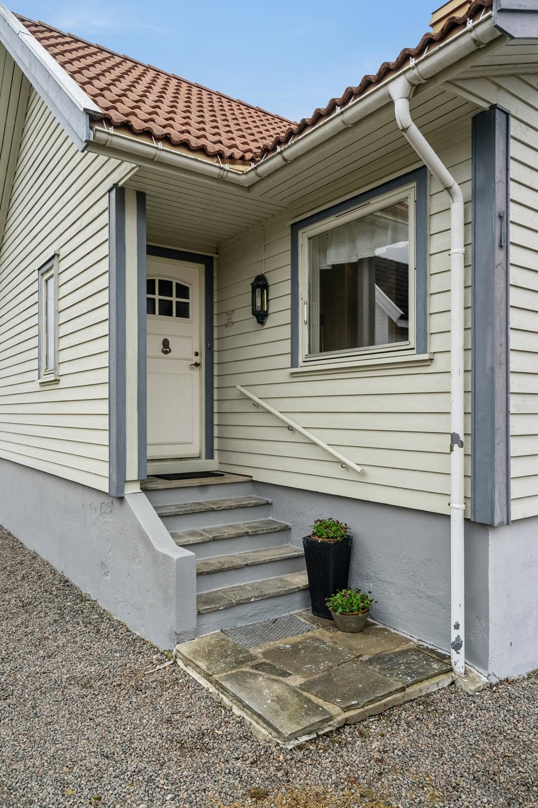Velkommen! Boligen har eget inngangsparti til hhv. hoveddel og utleiedel. Her til hoveddelen. Galleribilde
