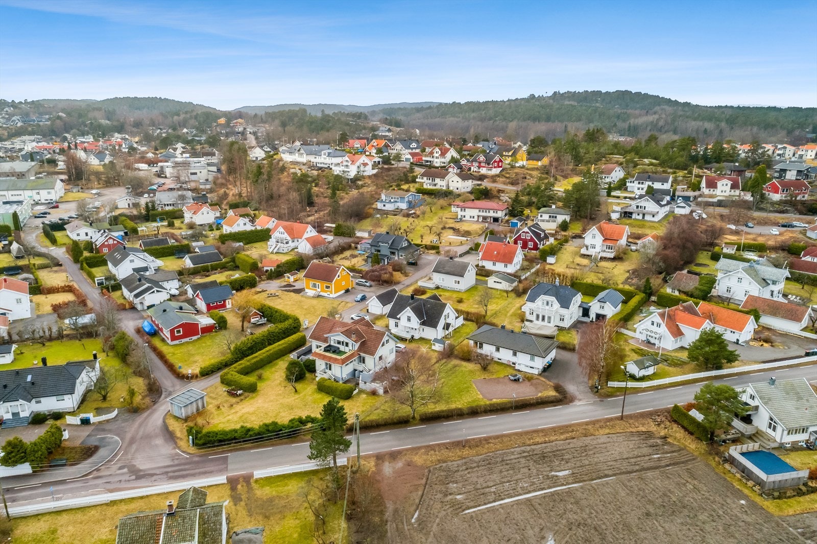 Fra eiendommen er det gangavstand til badestrand båthavnen på Knarberg. Galleribilde