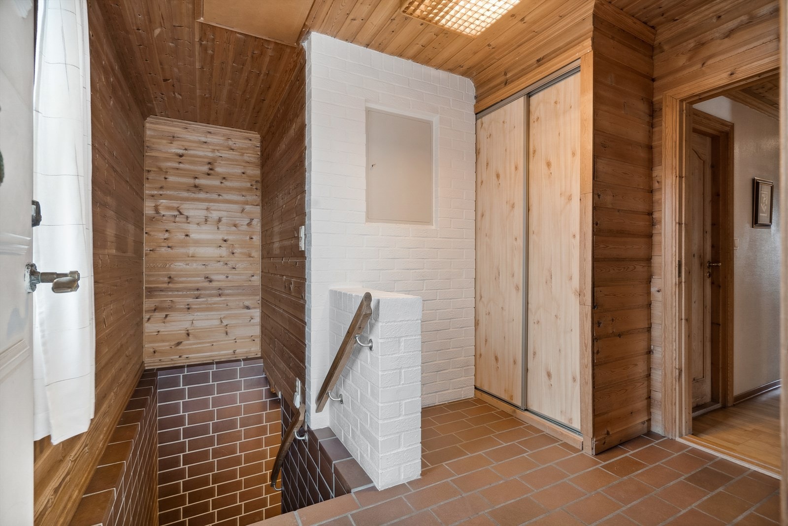 Entre med varmekabler og skyvedørsgarderobe Galleribilde