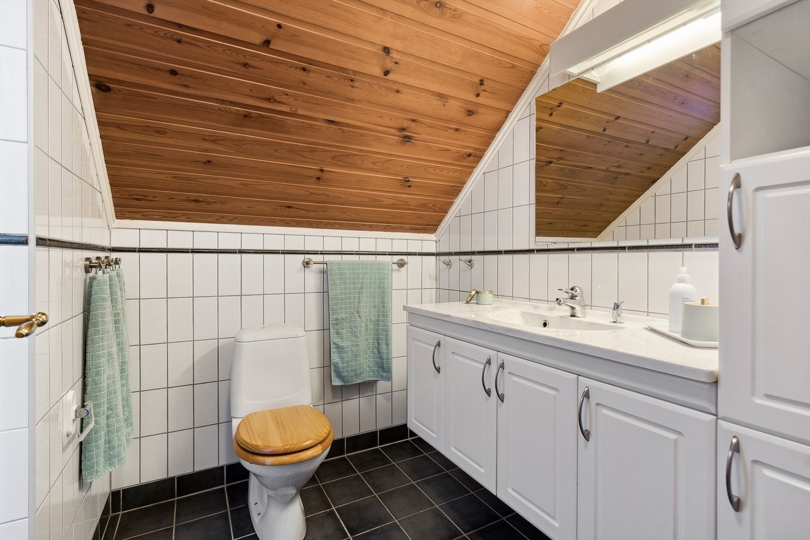 Badet er pusset opp i 2001 og ligger i fin tilknytning til soverommene. Galleribilde