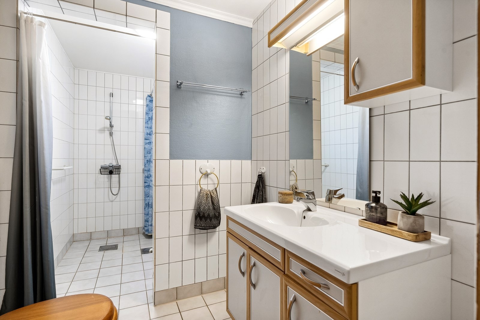 Stort bad med opplegg til vaskemaskin. Galleribilde