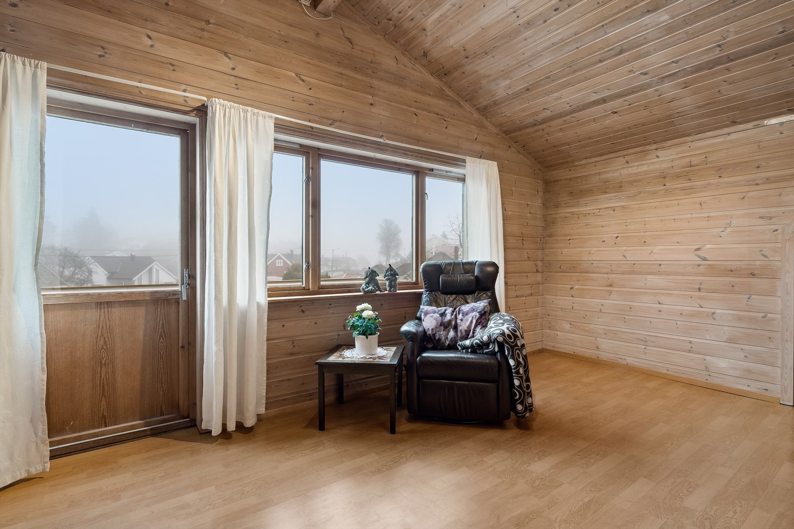 Her er det god plass - et perfekt rom for foreldre eller ungdommen å kunne trekke seg tilbake i. Galleribilde