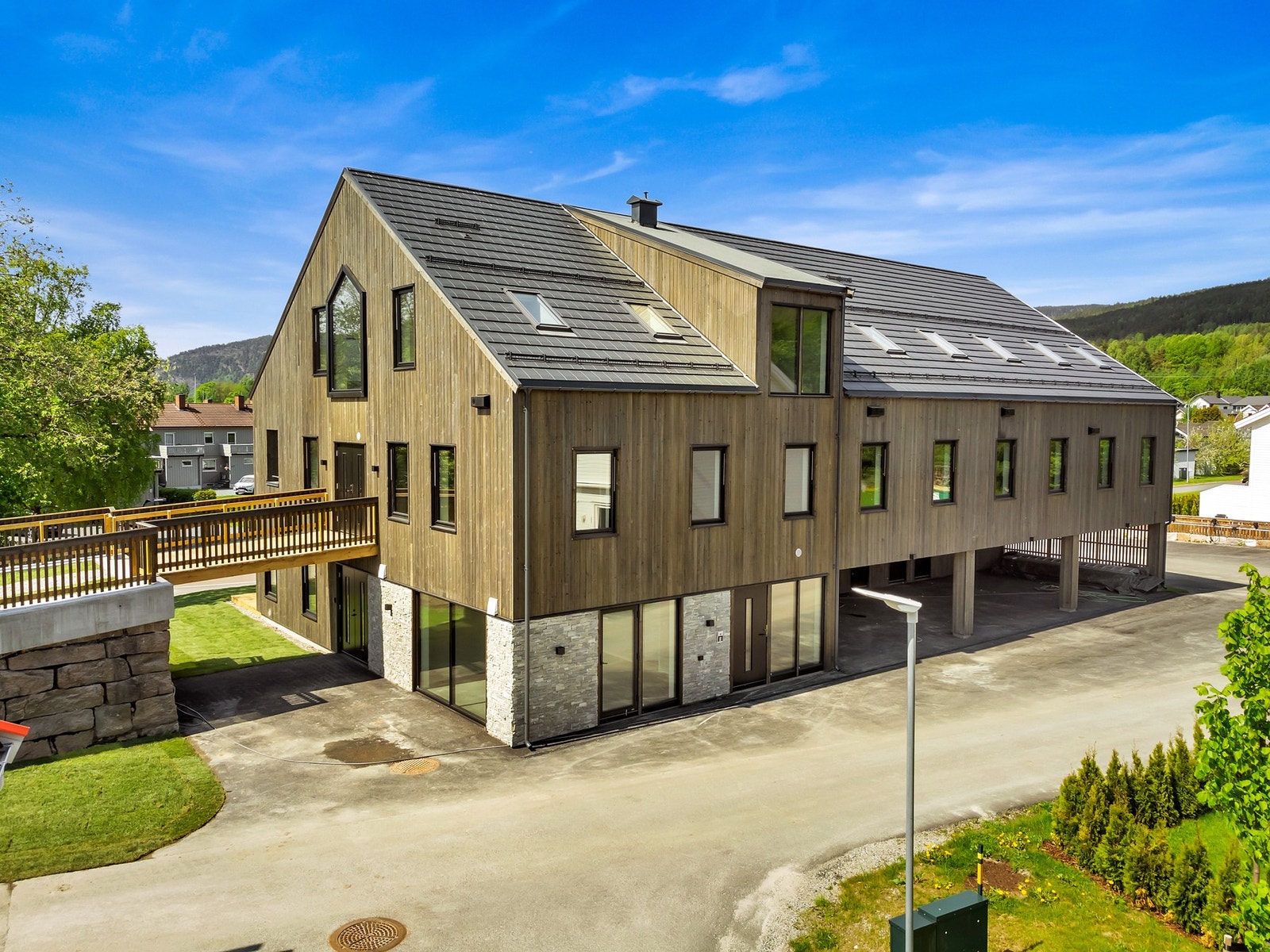 Adkomst via felles inngang og trappegang i 1.etg. Galleribilde