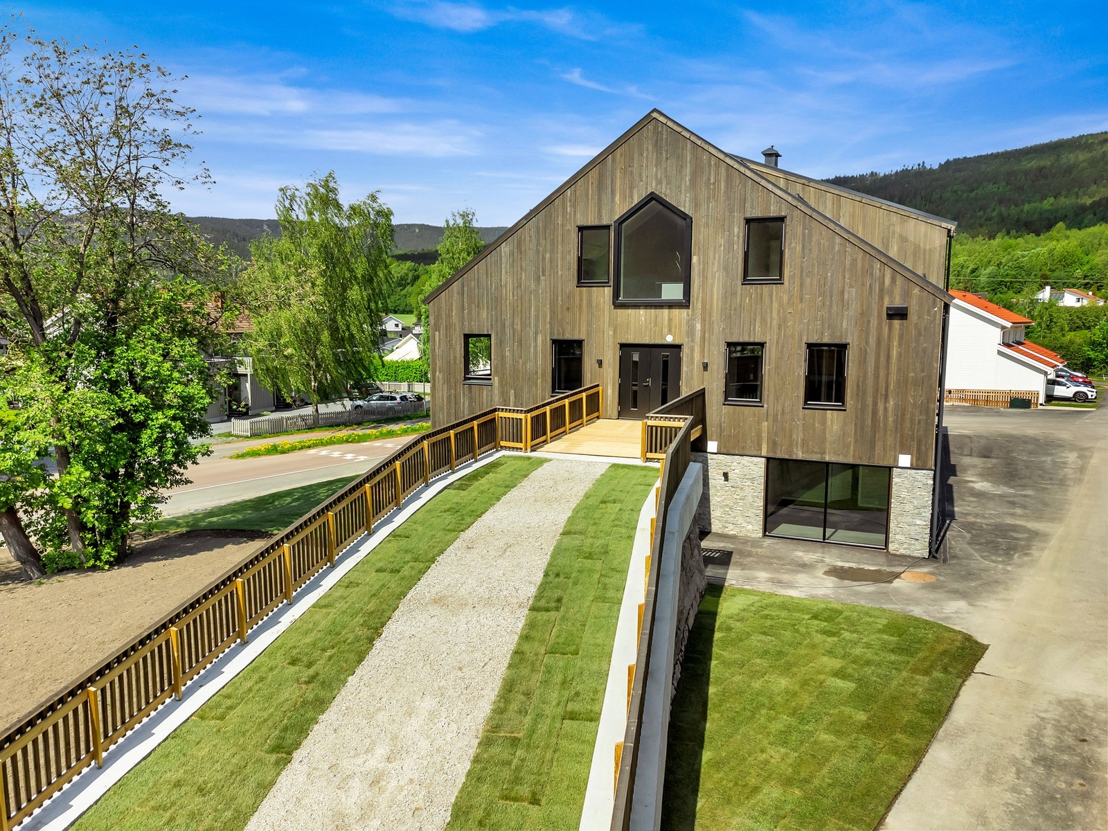 Leilighetsbygg i tre etasjer med totalt 6 leiligheter. Galleribilde