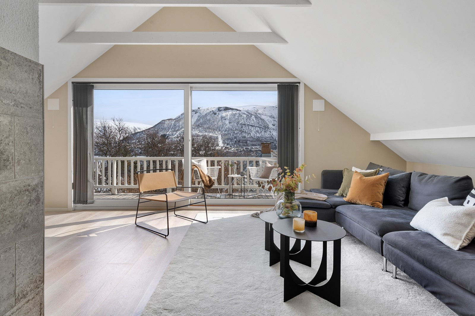 Fra stua har du utgang til en balkong med nydelig utsikt over mot Tromsdalen