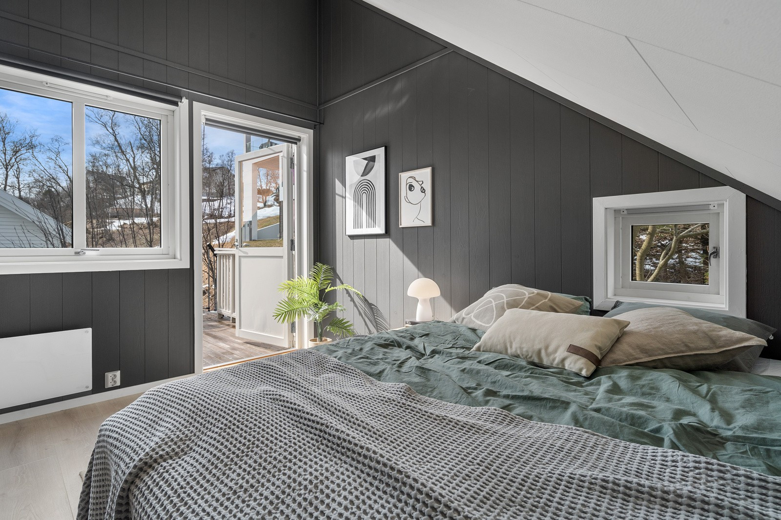 Utgang til veranda og store vindusflater som gir godt med naturlig lys
