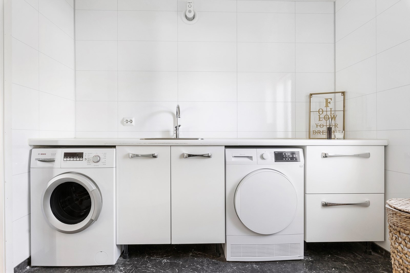 Praktisk skyllekar og oppbevaringsplass. Galleribilde