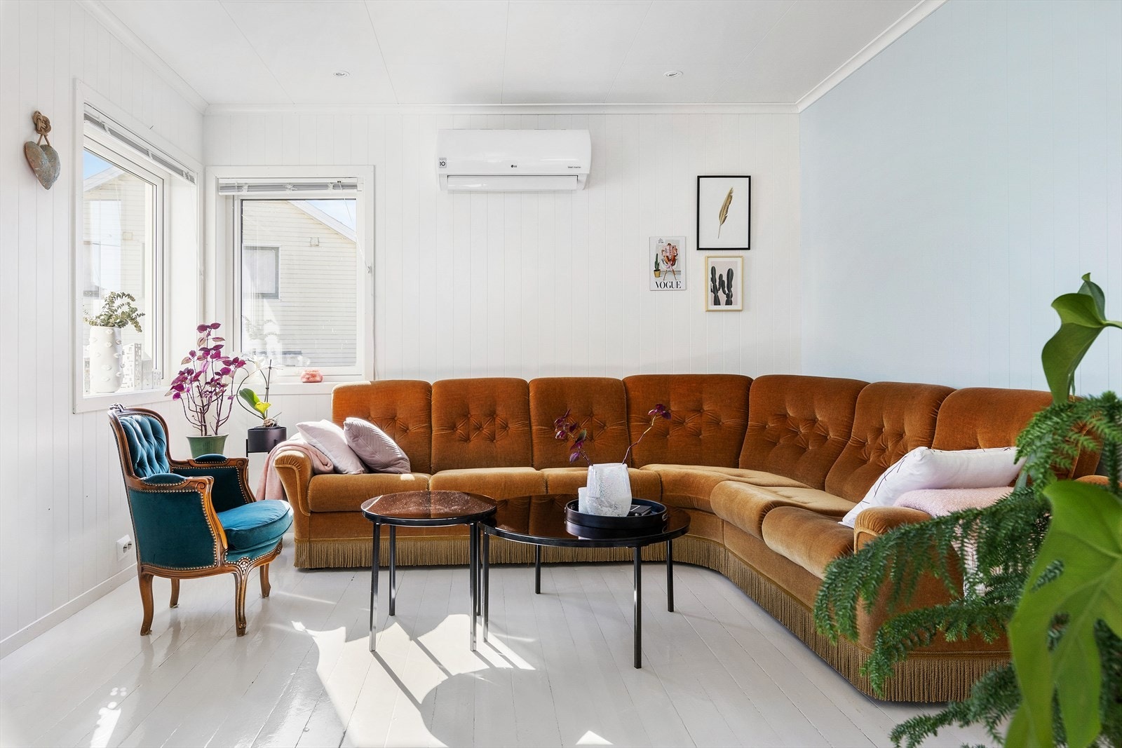 Stua er malt opp i duse og tidsriktige farger. Galleribilde