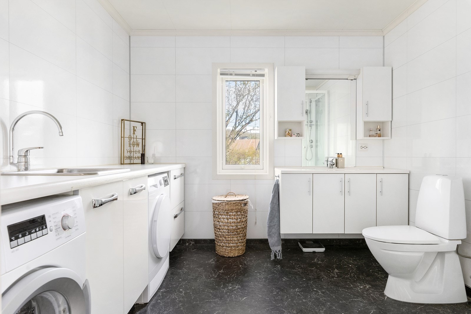 Romslig bad/vaskerom Galleribilde