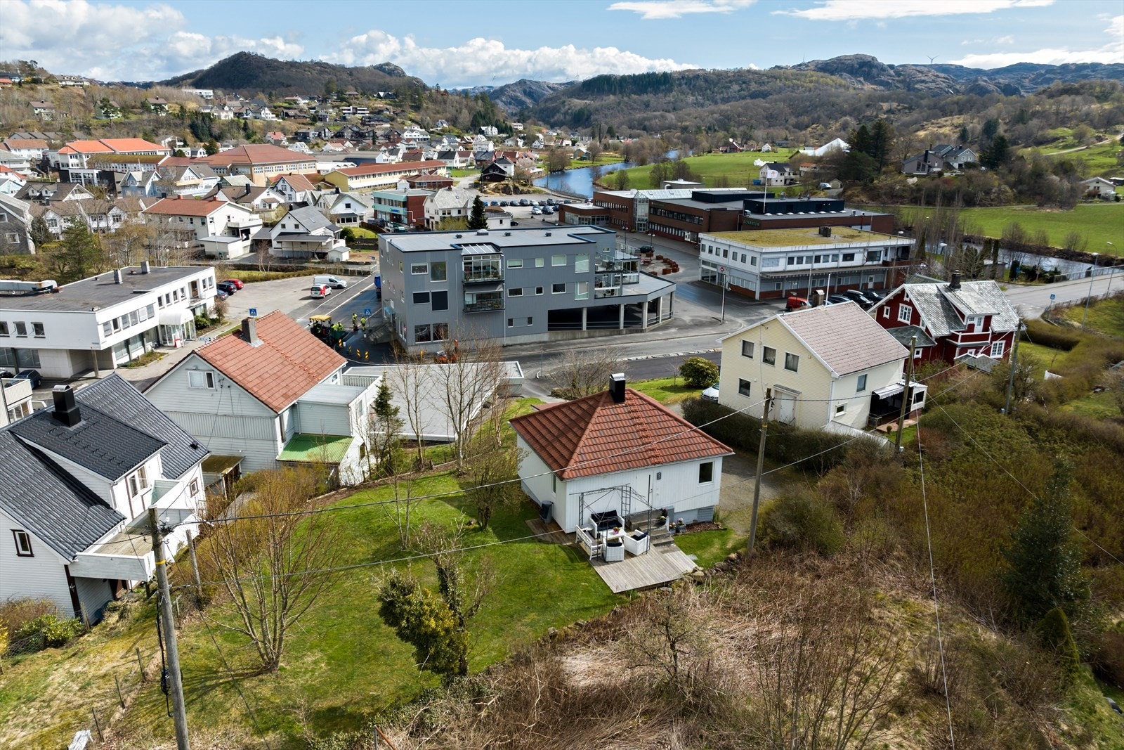 Solrik og lettstelt hage som er opparbeidet med plen, trær, blomsterbed og prydbusker samt koselig terrasse. Galleribilde