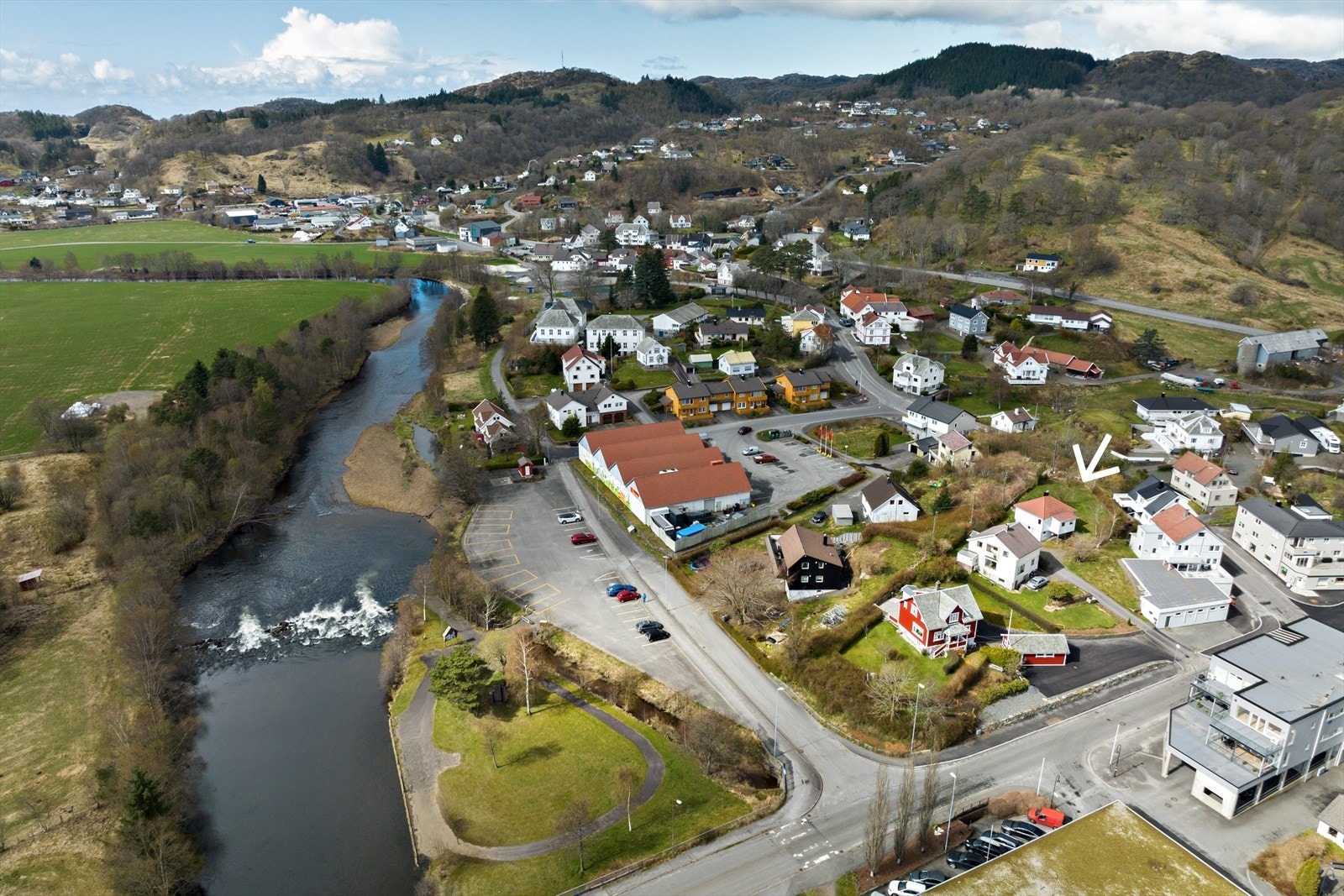 Eiendommen ligger fint til med gangavstand til bl.a. skole, legekontor, dagligvare og bussforbindelse. Galleribilde