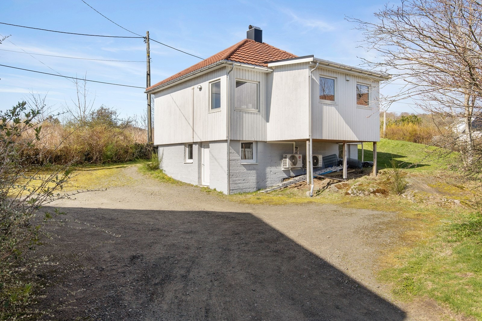 Stort gårdsrom med god plass til parkering. Galleribilde