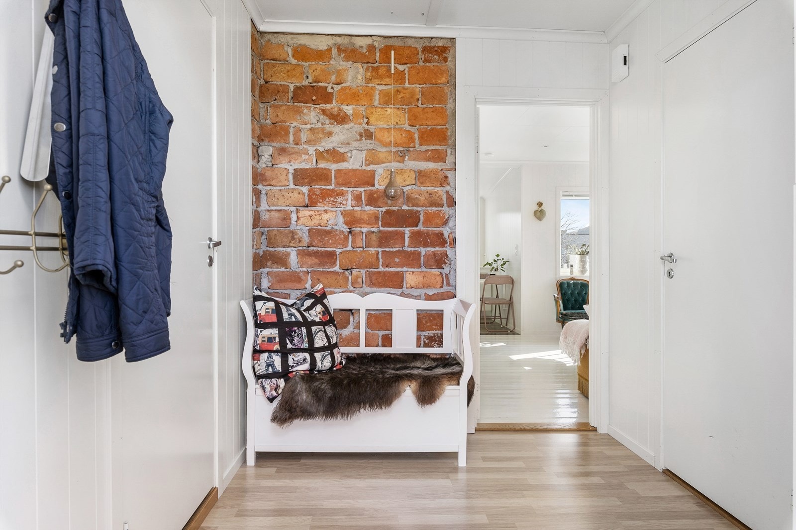 De gamle mursteinene i ganga er blitt godt bevart og gir boligen særpreg. Galleribilde