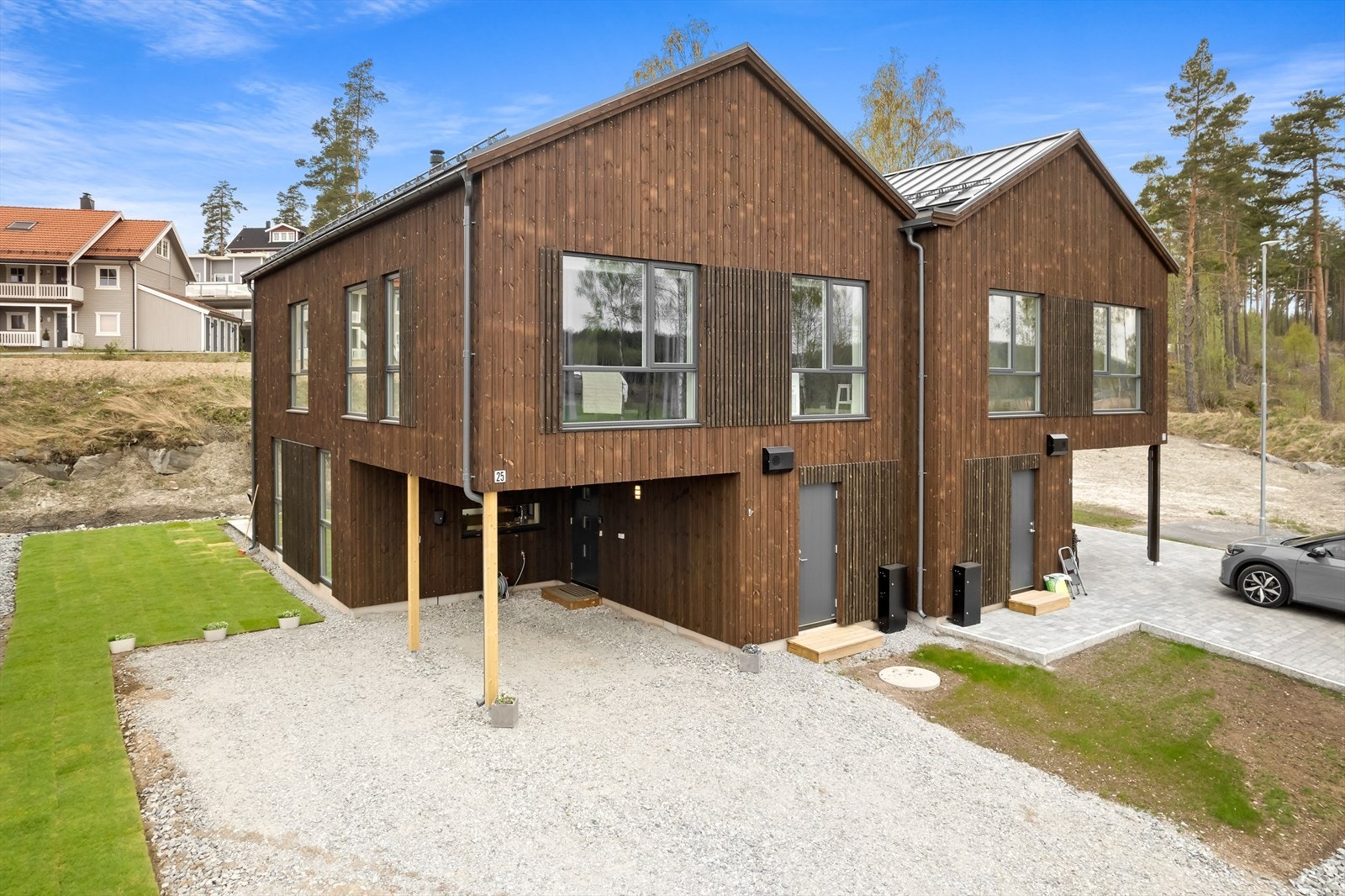 Gruslagt gårdsplass og carport m/elbillader Galleribilde