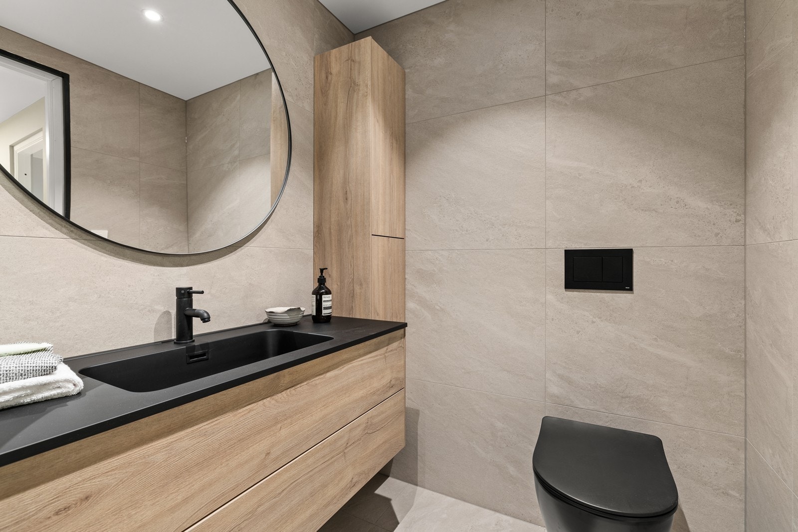 Flislagte overflater og varmekabler i gulv. Galleribilde