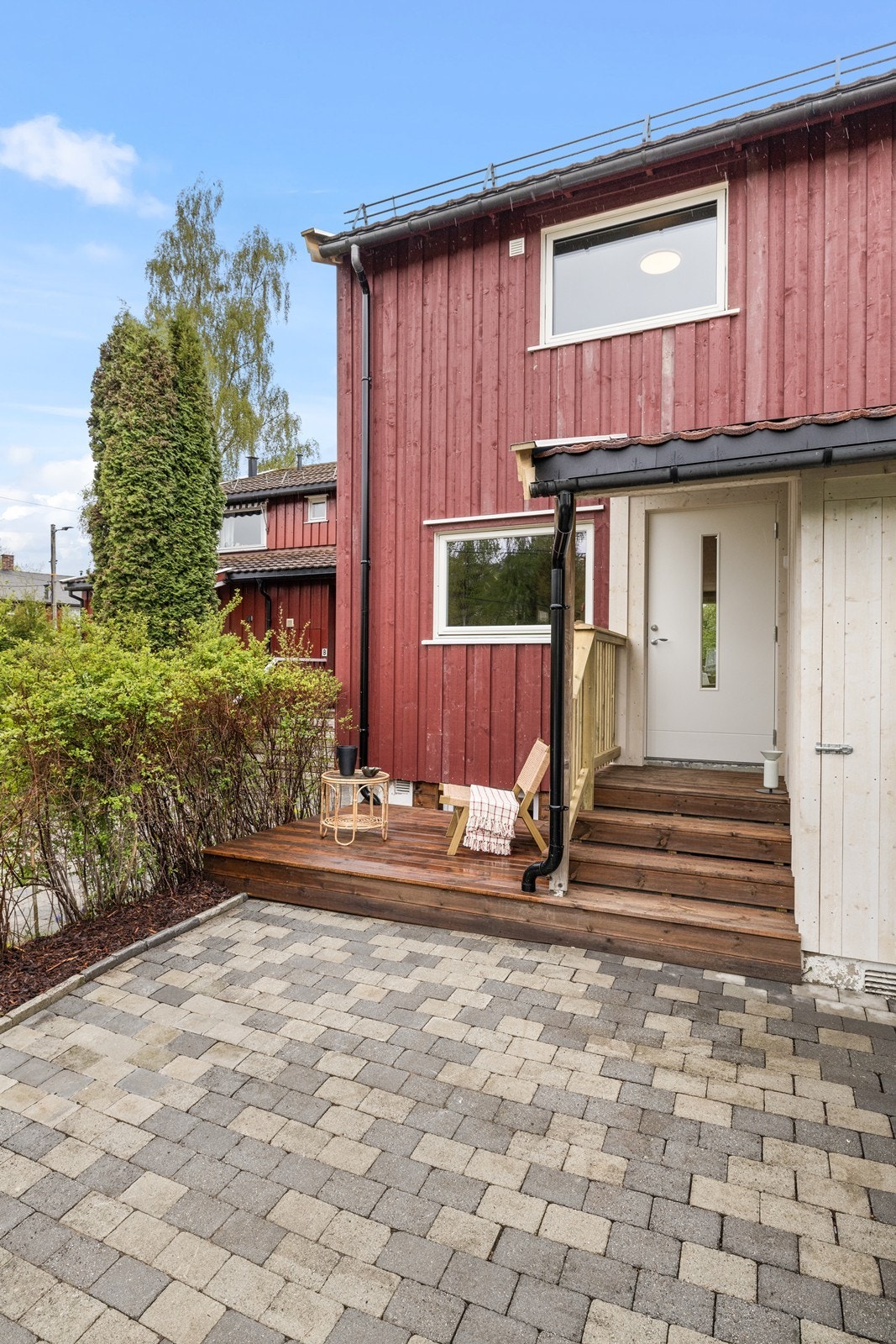 Belegningsstein i inngangsparti samt en liten treterrasse. Galleribilde