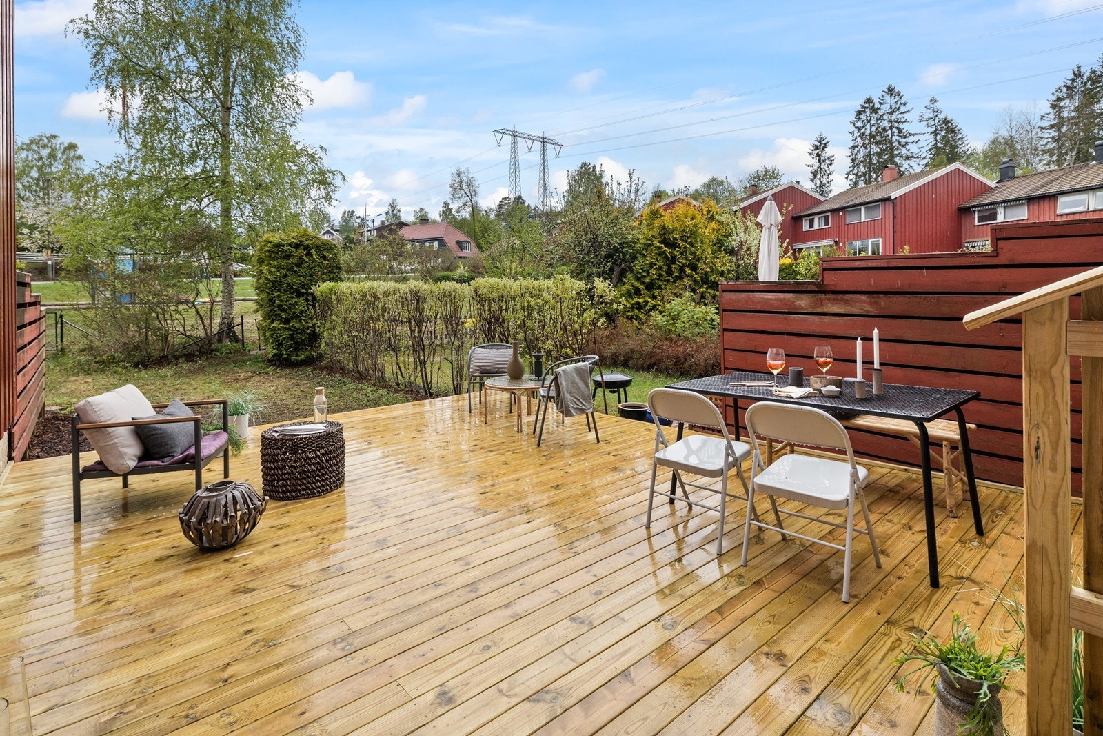 Vestvendt terrasse i tre på ca 32 kvm. fra 2023. Galleribilde