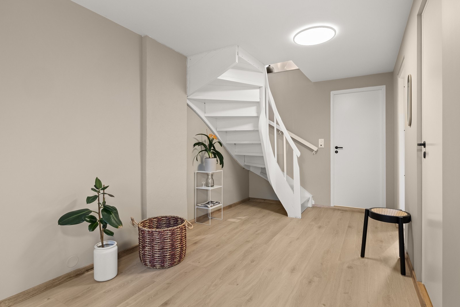 Kjelleren består av vaskerom, bad, soverom og kjellerstue. Galleribilde