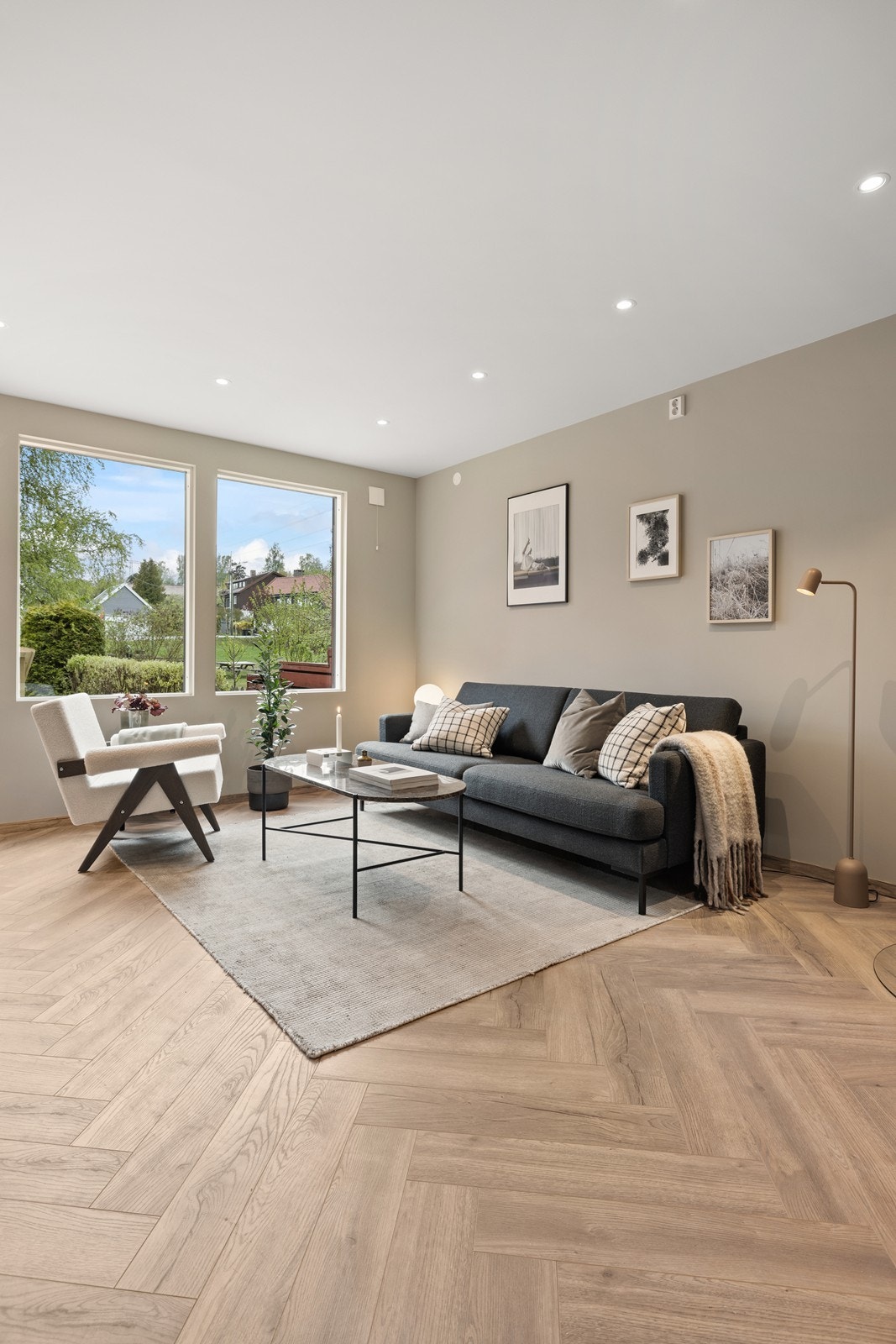 Store vinduer med godt lysinnslipp. Galleribilde