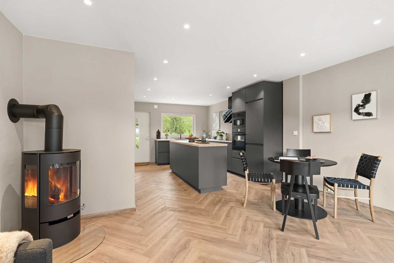 1. etg. består av stue og kjøkken med åpen løsning Galleribilde