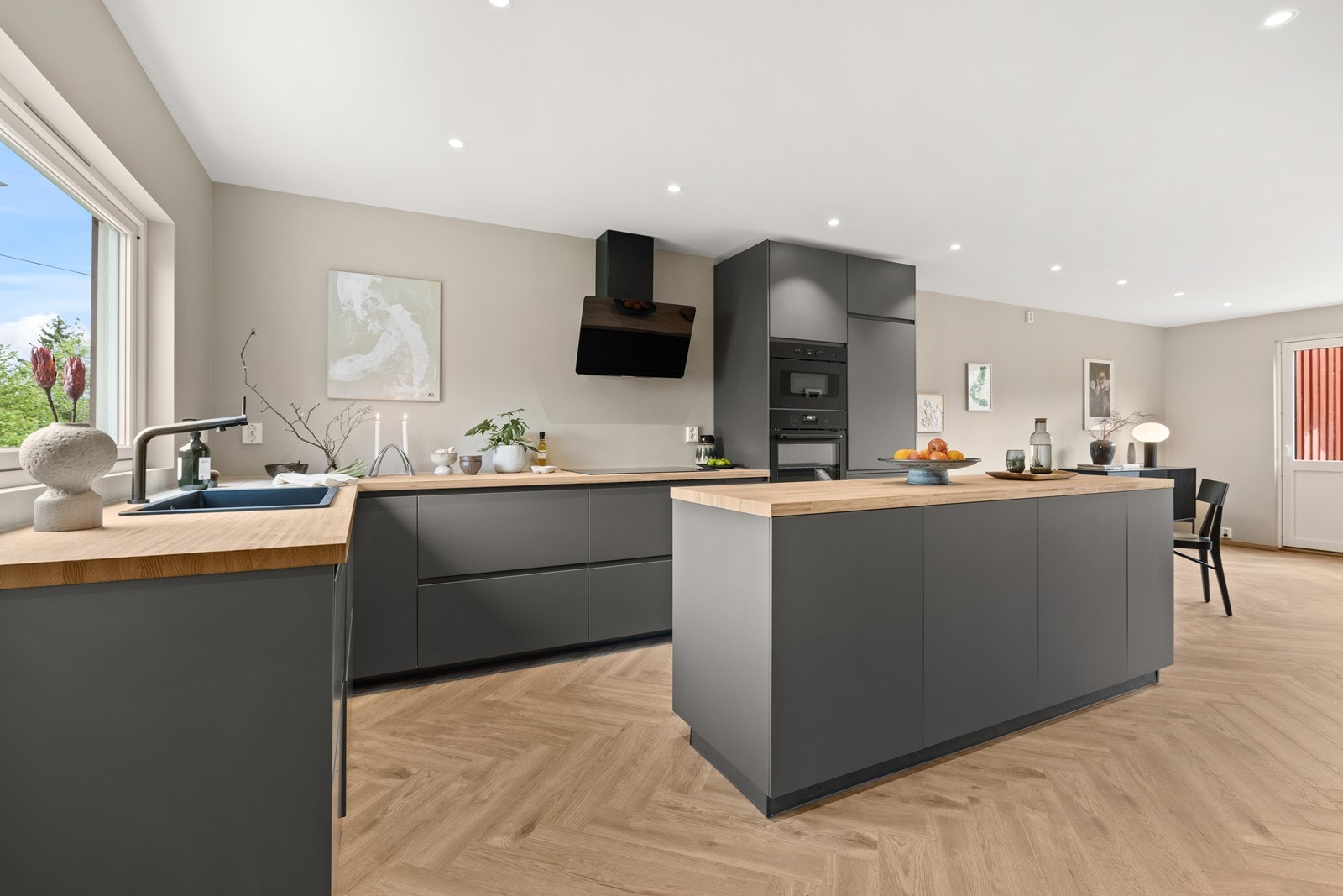 Svært god skap- og benkeplass! Galleribilde