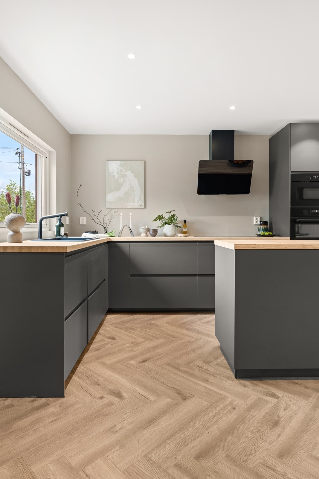 Praktisk kjøkkenøy gir god arbeidsflyt. Galleribilde